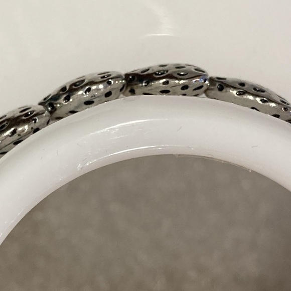 NWOT - Pewter Coloured Stretch Textured Heart Bracelet - Picture 2 of 9